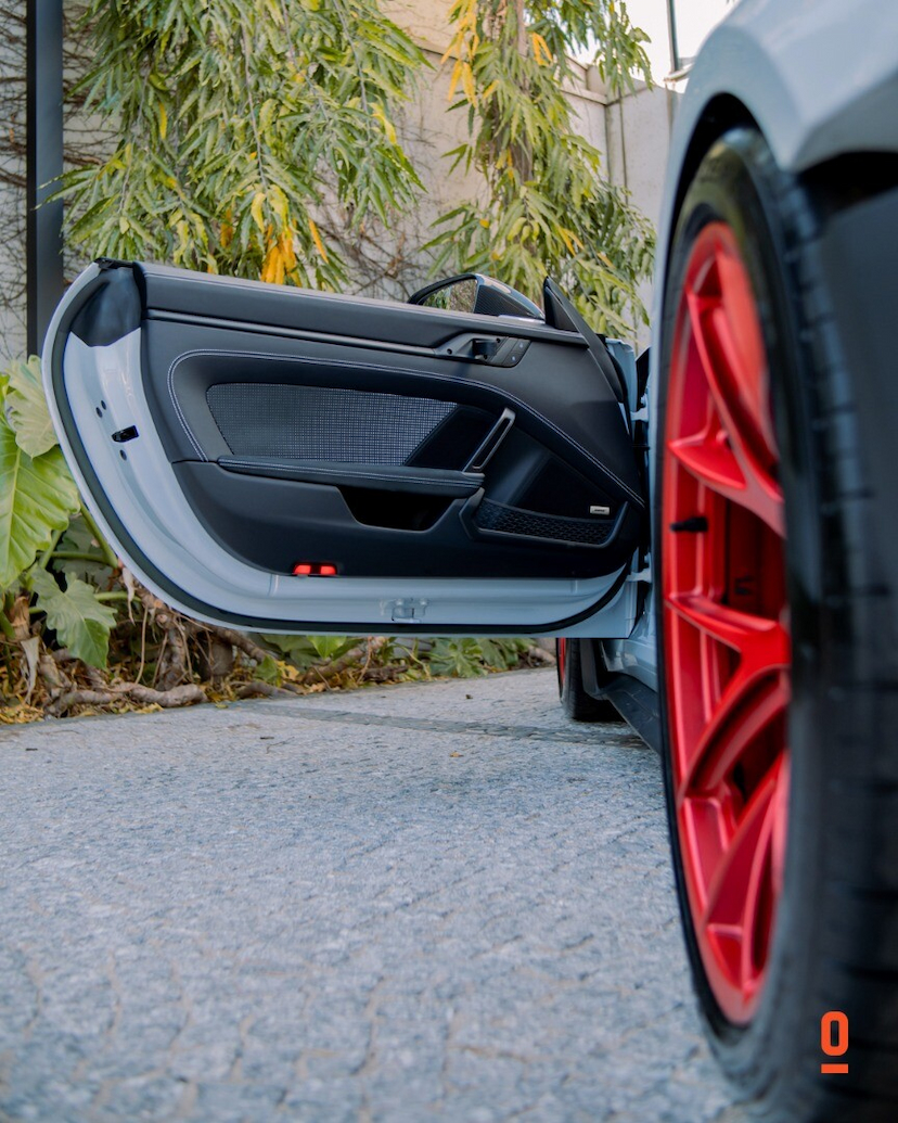 Foto do veículo PORSCHE 911 GT3 RS 2023 5.445 KM 3.100.000,00