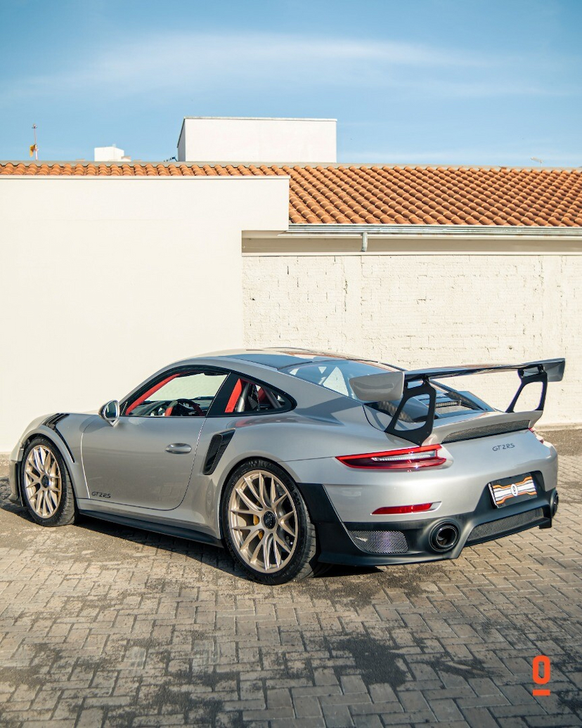 Foto do veículo PORSCHE 911 GT2 RS 2018 15.936 KM 3.900.000,00