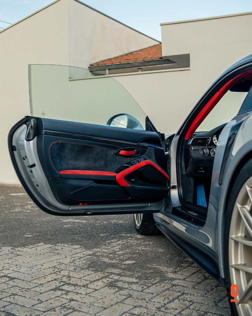 Foto do veículo PORSCHE 911 GT2 RS 2018 15.936 KM 3.900.000,00