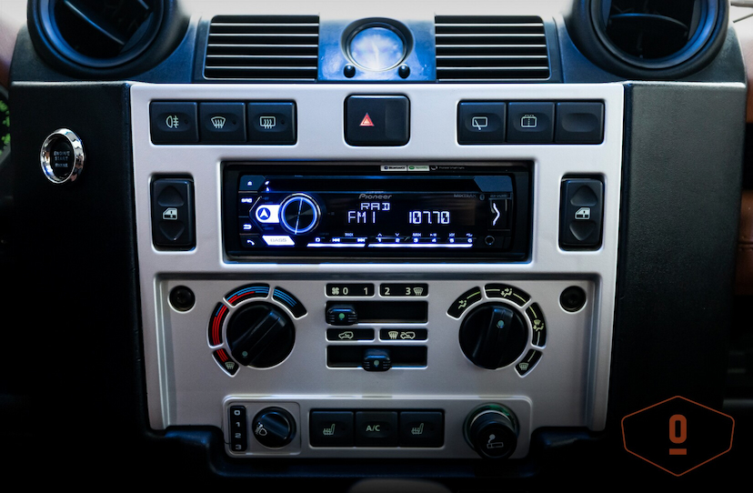 Foto do veículo LAND ROVER DEFENDER 110 SVX LIMITED EDITION 60 ANOS 2009 124.543 KM 550.000,00