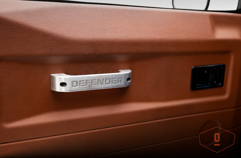 Foto do veículo LAND ROVER DEFENDER 110 SVX LIMITED EDITION 60 ANOS 2009 124.543 KM 550.000,00
