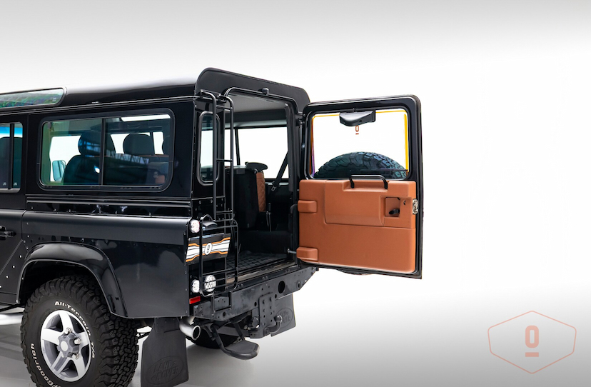 Foto do veículo LAND ROVER DEFENDER 110 SVX LIMITED EDITION 60 ANOS 2009 124.543 KM 550.000,00