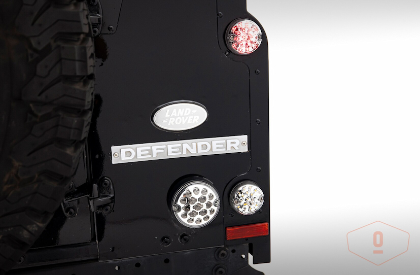 Foto do veículo LAND ROVER DEFENDER 110 SVX LIMITED EDITION 60 ANOS 2009 124.543 KM 550.000,00