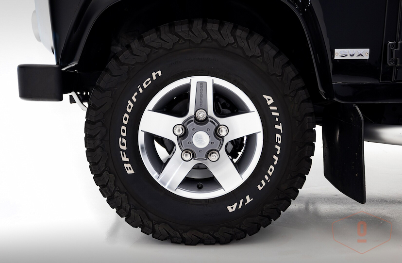Foto do veículo LAND ROVER DEFENDER 110 SVX LIMITED EDITION 60 ANOS 2009 124.543 KM 550.000,00