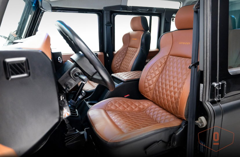Foto do veículo LAND ROVER DEFENDER 110 SVX LIMITED EDITION 60 ANOS 2009 124.543 KM 550.000,00