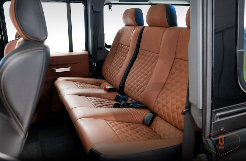 Foto do veículo LAND ROVER DEFENDER 110 SVX LIMITED EDITION 60 ANOS 2009 124.543 KM 550.000,00