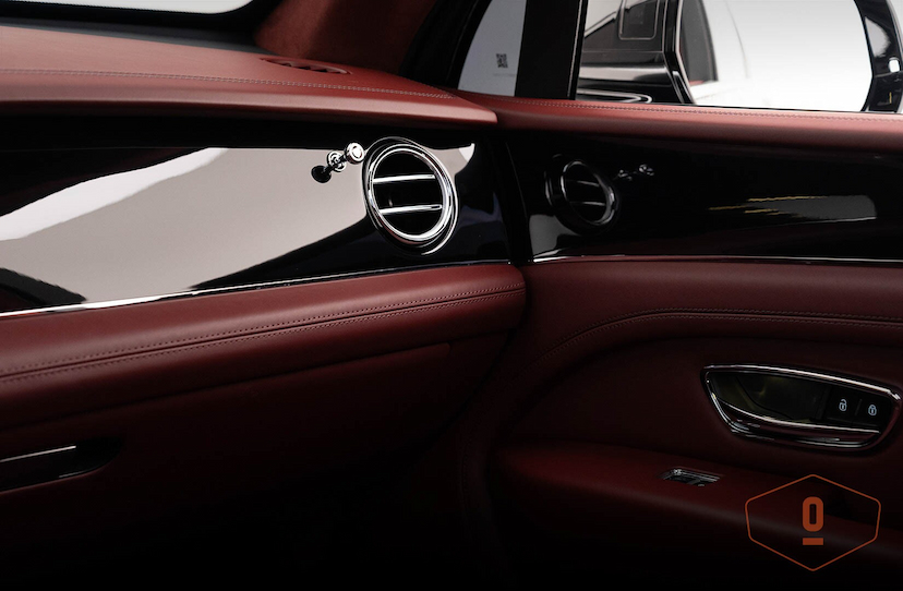 Foto do veículo BENTLEY BENTAYGA HYBRID 2021 2.485 KM 2.200.000,00