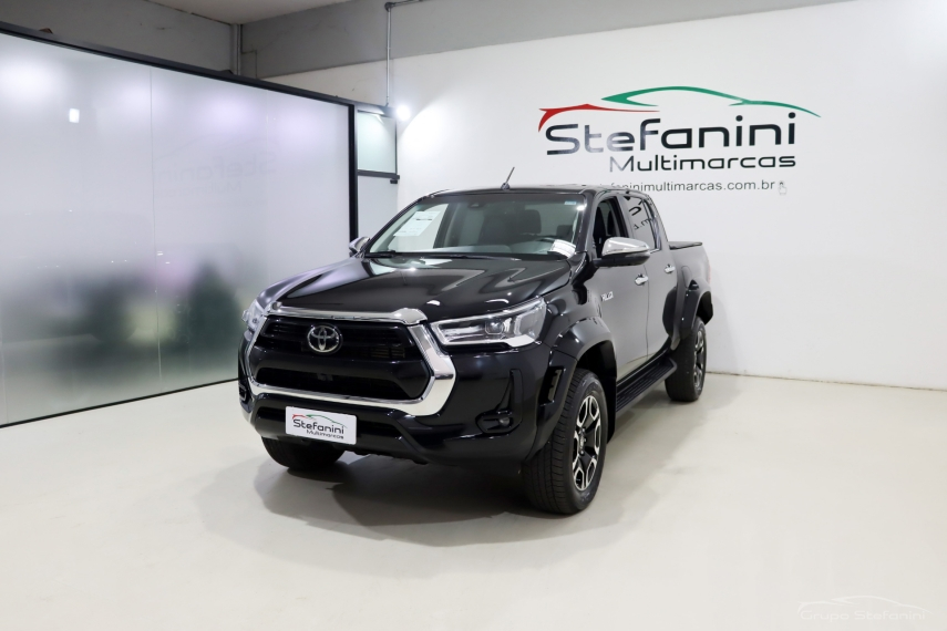 Foto do veículo TOYOTA HILUX 2.8 D-4D TURBO DIESEL CD SRX PLUS 4X4 AUTOMÁTICO 2025/2025 22.188 KM R$ 278.990,00