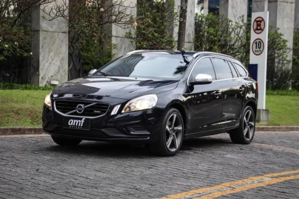 Foto do veículo VOLVO V60 2.0 T5 R DESIGN COMFORT 16V TURBO GASOLINA 4P AUTOMATIZADO 2012/2013 76.000 KM R$ 77.000,00