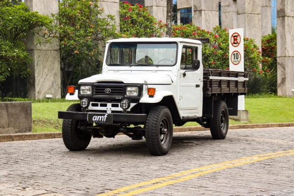 Foto do veículo TOYOTA BANDEIRANTE 3.7 BJ55LP-BL 4X4 CS DIESEL 2P MANUAL 1996/1997 100.116 KM R$ 130.000,00
