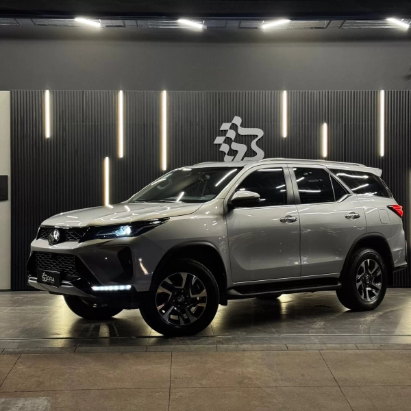 Foto do veículo TOYOTA HILUX SW4 2.8 D-4D TURBO DIESEL SRX PLATINUM 7L 4X4 AUTOMÁTICO 2023/2024 32.000 KM R$ 360.990,00