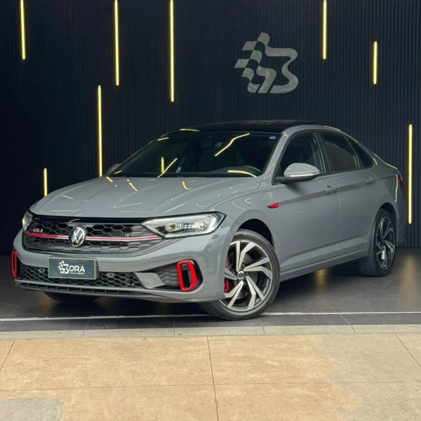 Foto do veículo VOLKSWAGEN JETTA 2.0 350 TSI GASOLINA GLI DSG 2023/2024 23.000 KM R$ 199.990,00