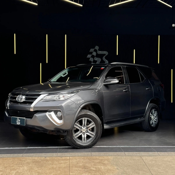 Foto do veículo TOYOTA HILUX SW4 2.7 SR 7 LUGARES 4X2 16V FLEX 4P AUTOMÁTICO 2017/2017 234.000 KM R$ 149.990,00