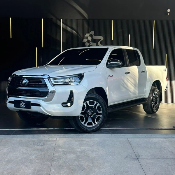 Foto do veículo TOYOTA HILUX 2.8 D-4D TURBO DIESEL CD SRX 4X4 AUTOMÁTICO 2023/2024 5.977 KM R$ 280.990,00