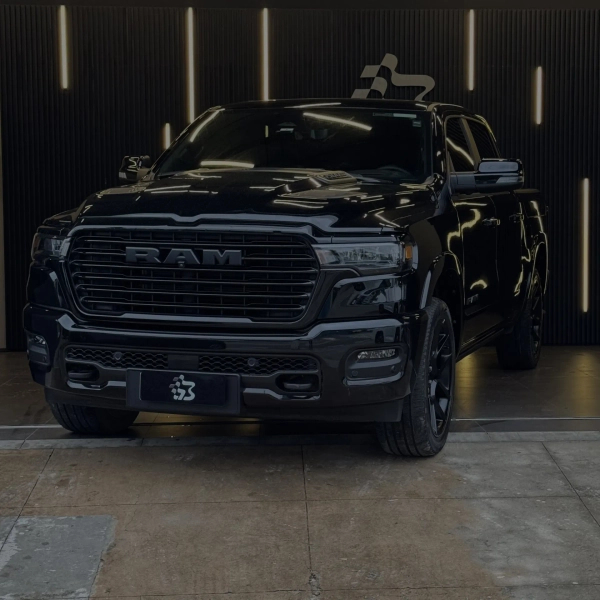 Foto do veículo RAM 1500 3.0 HURRICANE 6 BITURBO GASOLINA LARAMIE NIGHT EDITION CD 4X4 AUTOMÁTICO 2025/2025 20.751 KM R$ 509.990,90