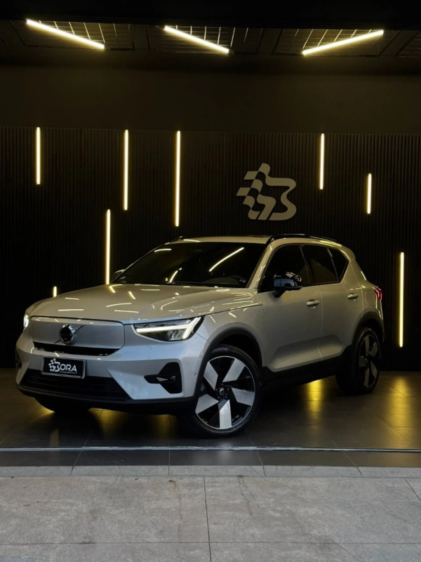 Foto do veículo VOLVO XC40 P8 RECHARGE TWIN ELECTRIC ULTIMATE AWD 2022/2023 31.000 KM R$ 198.990,00