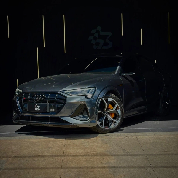 Foto do veículo AUDI E-TRON ELÉTRICO SPORTBACK S QUATTRO 2022/2023 32.334 KM R$ 359.990,00