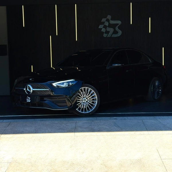 Foto do veículo MERCEDES-BENZ C 200 1.5 EQ BOOST HÍBRIDO AMG LINE 9G-TRONIC 2025/2026 9.612 KM R$ 334.990,00