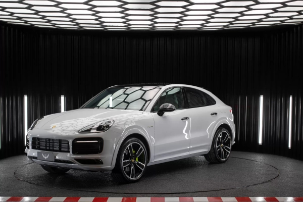 Foto do veículo PORSCHE CAYENNE 3.0 V6 E-HYBRID COUPÉ AWD TIPTRONIC S 2022/2023 32.740 KM R$ 649.900,00