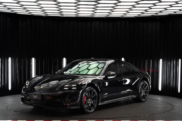 Foto do veículo PORSCHE TAYCAN GTS ELÉTRICO 2023/2024 2.300 KM R$ 749.900,00