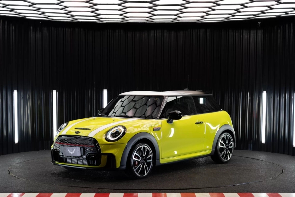 Foto do veículo MINI COOPER 2.0 16V TWINPOWER GASOLINA JOHN COOPER WORKS ZESTY YELLOW 25K EDITION 2P STEPTRONIC 2023/2024 1.000 KM R$ 299.900,00