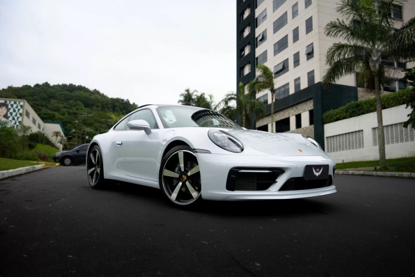 Foto do veículo PORSCHE 911 3.0 24V H6 GASOLINA CARRERA PDK 2024/2024 6.600 KM R$ 889.900,00