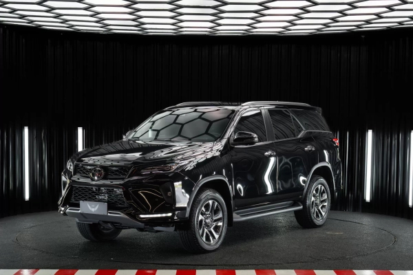 Foto do veículo TOYOTA HILUX SW4 2.8 D-4D TURBO DIESEL SRX PLATINUM 7L 4X4 AUTOMÁTICO 2025/2025 4.315 KM R$ 405.900,00