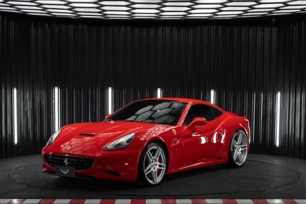Foto do veículo FERRARI CALIFORNIA 4.3 V8 GASOLINA F1-DCT 2012/2013 36.745 KM R$ 1.890.000,00