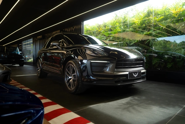 Foto do veículo PORSCHE MACAN 2.0 TURBO GASOLINA T PDK 2025/2025 16.388 KM R$ 566.900,00