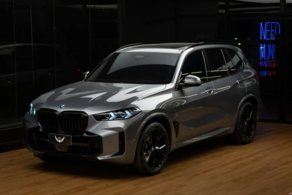 Foto do veículo BMW X5 3.0 I6 TURBO HÍBRIDO XDRIVE50E M SPORT AUTOMÁTICO 2025/2026 5.847 KM R$ 774.900,00