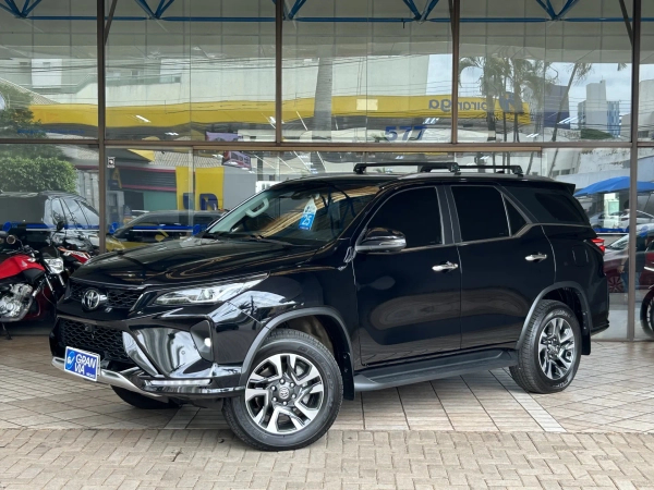 Foto do veículo TOYOTA HILUX SW4 2.8 D-4D TURBO DIESEL SRX PLATINUM 7L 4X4 AUTOMÁTICO 2025/2025 17.694 KM R$ 387.000,00