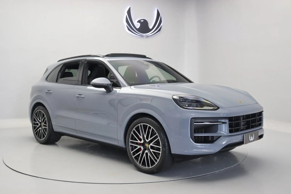 Foto do veículo PORSCHE CAYENNE S 2023/2024 9.000 KM R$ 990.000,00