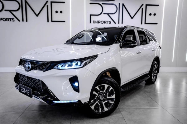 Foto do veículo TOYOTA HILUX SW4 2.8 D-4D TURBO DIESEL DIAMOND 7L 4X4 AUTOMÁTICO 2024/2024 24.900 KM R$ 398.900,00