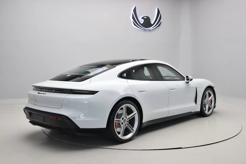 Foto do veículo PORSCHE TAYCAN 4S ELÉTRICO 2023 9.800 KM R$ 590.000,00