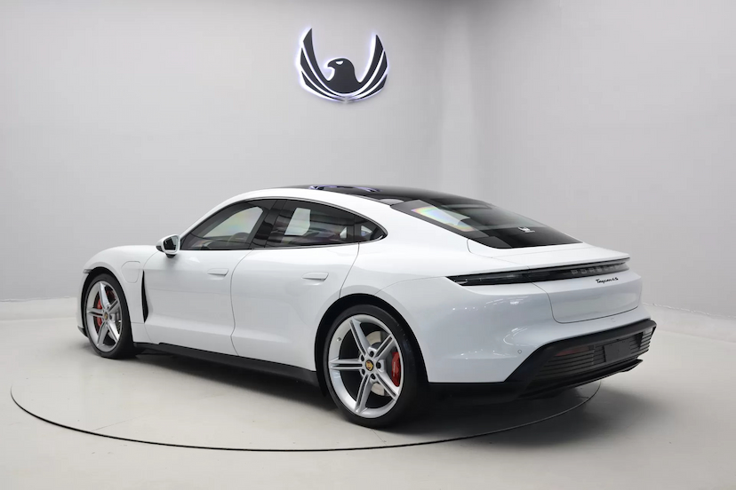 Foto do veículo PORSCHE TAYCAN 4S ELÉTRICO 2023 9.800 KM R$ 590.000,00