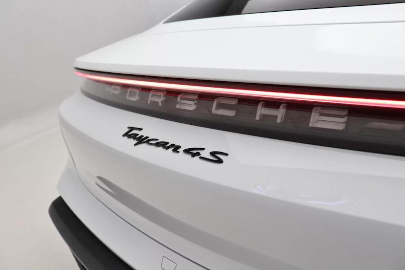 Foto do veículo PORSCHE TAYCAN 4S ELÉTRICO 2023 9.800 KM R$ 590.000,00