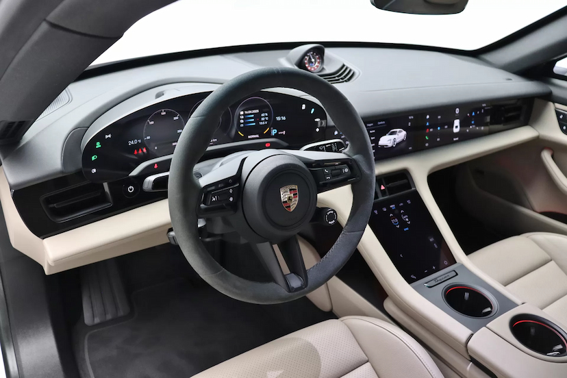 Foto do veículo PORSCHE TAYCAN 4S ELÉTRICO 2023 9.800 KM R$ 590.000,00