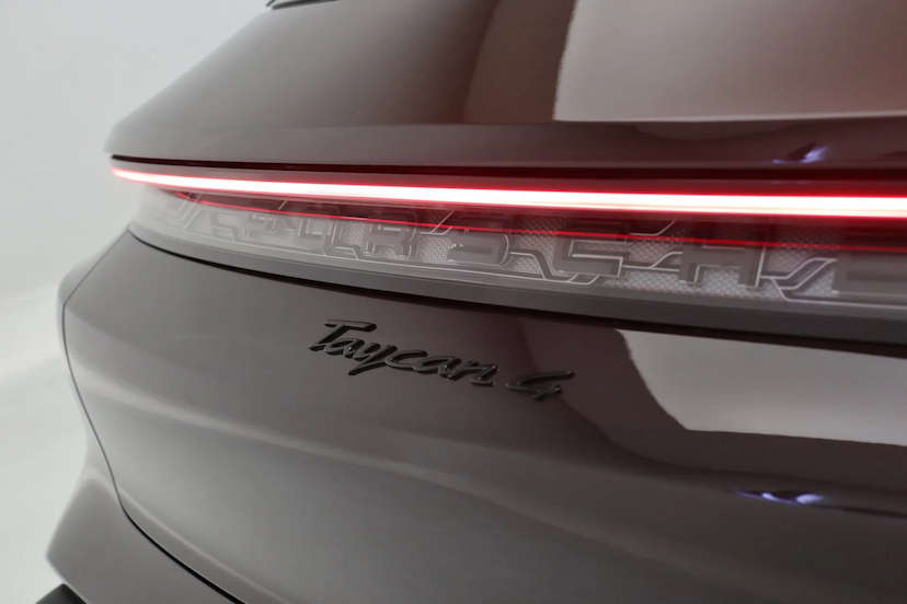 Foto do veículo PORSCHE TAYCAN 4 CROSS TURISMO ELÉTRICO 2023 15.740 KM R$ 620.000,00