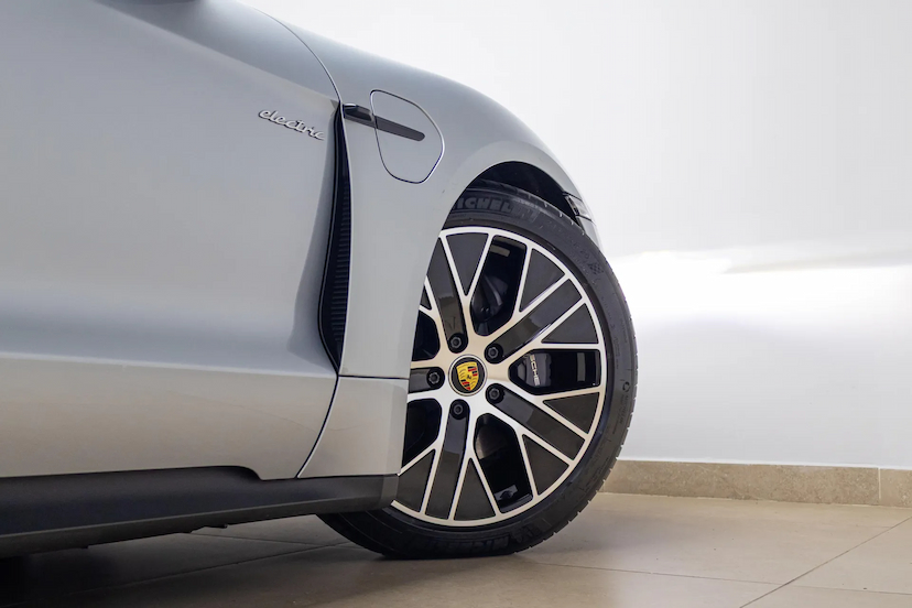 Foto do veículo PORSCHE TAYCAN ELÉTRICO 2021 8.575 KM R$ 450.000,00